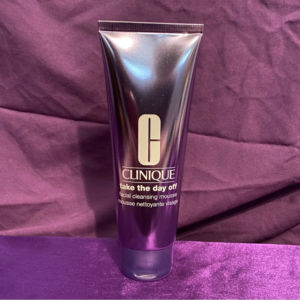 NEW Clinique Skincare Set with Hexagonal Pouch - Picture 2 of 7